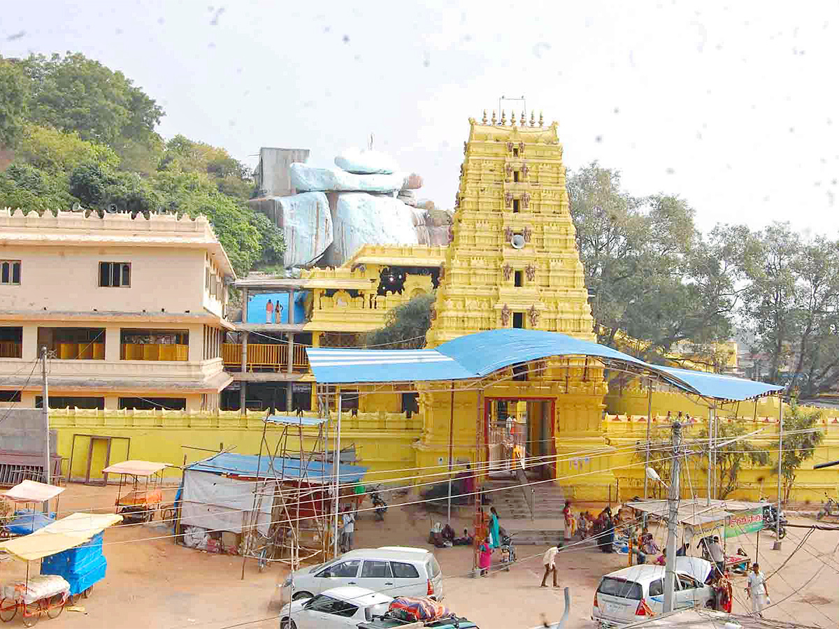 Have you visited these famous temples in Telangana - Sakshi