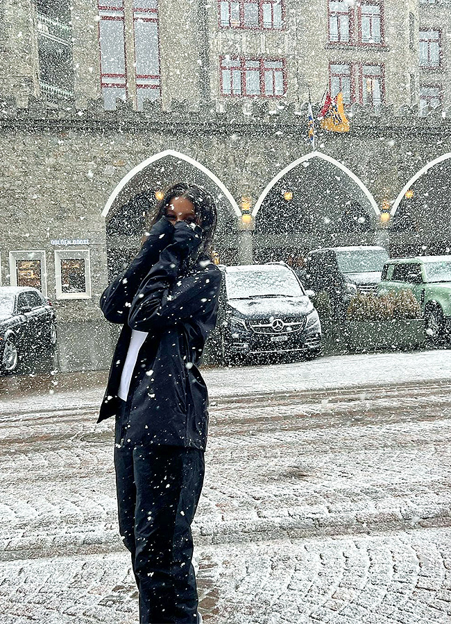Ghattamaneni sithara enjoying in snow photos goes viral  - Sakshi