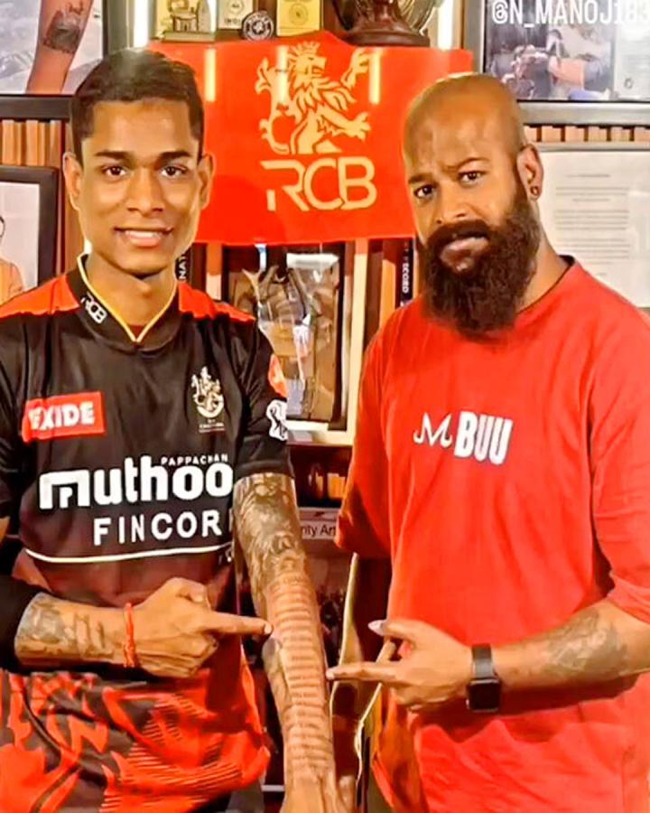 RCB fan Inks Tattoo Featuring Names of WPL Team Members Photos Goes Viral - Sakshi