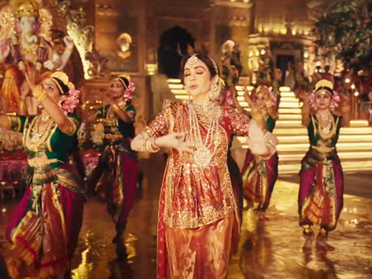 Nita Ambani Mesmerized With Her Amazing Dance - Sakshi