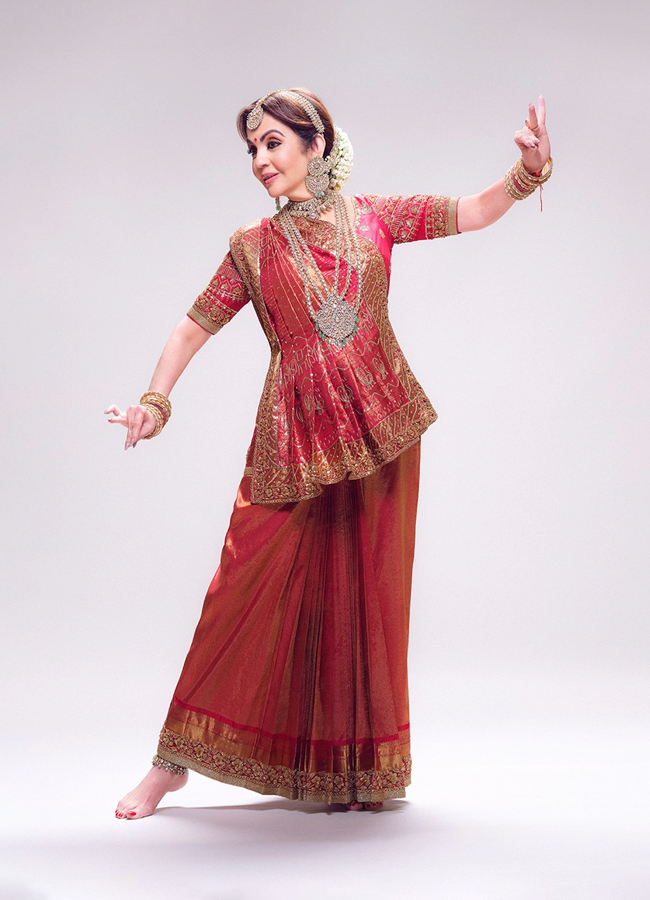 Nita Ambani Mesmerized With Her Amazing Dance - Sakshi