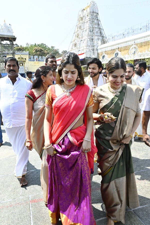 Janhvi Kapoor at Tirupati temple with boyfriend Shikhar Pahariya Photos - Sakshi