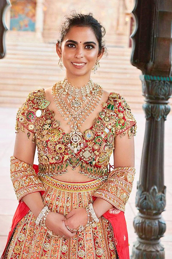  Isha Ambani Wore Diamond And Gold Embellished Blouse At Anant Ambanis Pre Wedding Celebrations - Sakshi