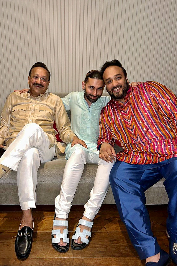 Salman Khan And Orry And Many More Attend Sohail Khans Eid Party Photos - Sakshi