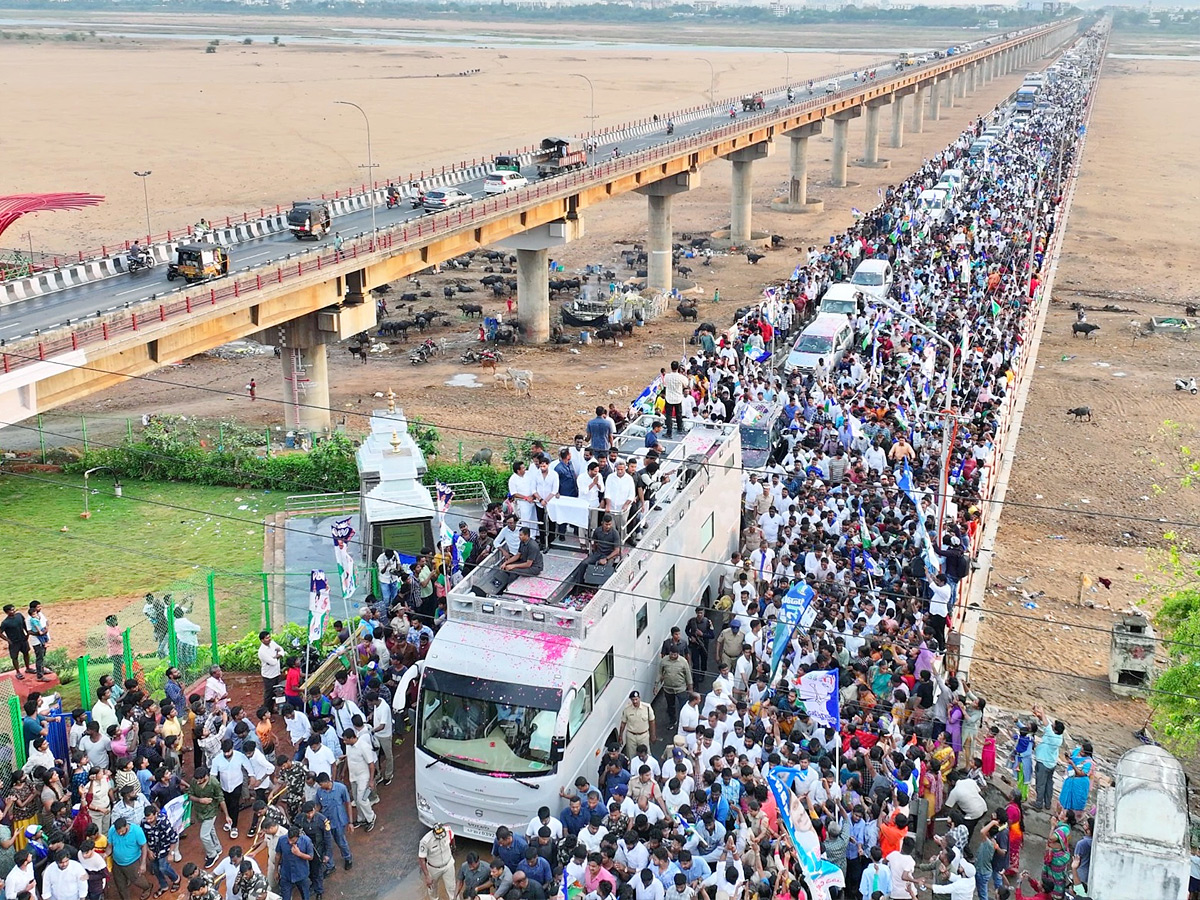 AP CM YS Jagan Mohan Reddy Memantha Siddham Bus Yatra Road Show At Vijayawad Kanaka Durga Varadhi Photos - Sakshi