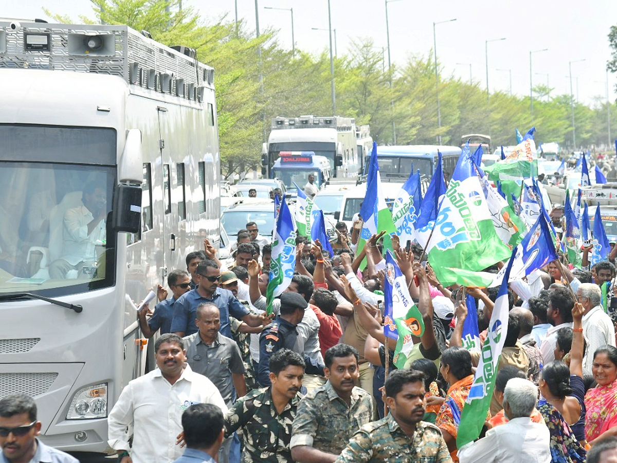 CM Jagan Memantha Siddham Bus Yatra At Prakasam Barrage Photos - Sakshi