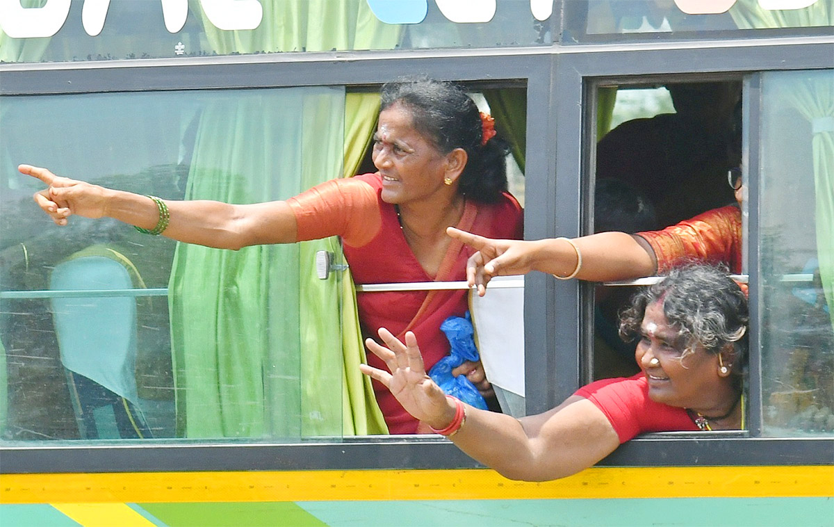cm ys jagan memantha siddham bus yatra at gudivada photos - Sakshi