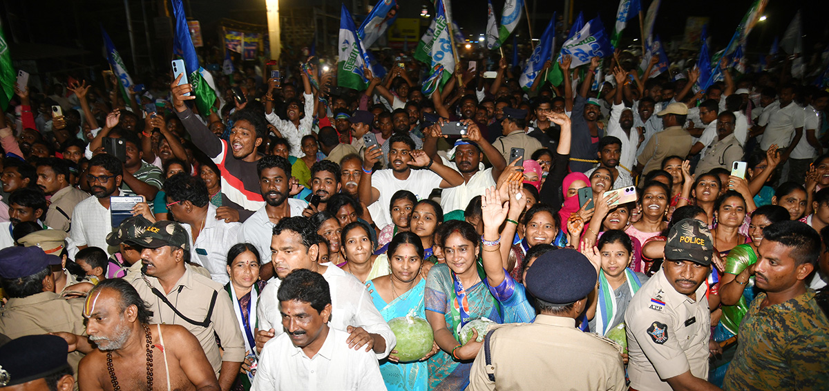 Fans Adorable Love Towards CM YS Jagan Photos - Sakshi