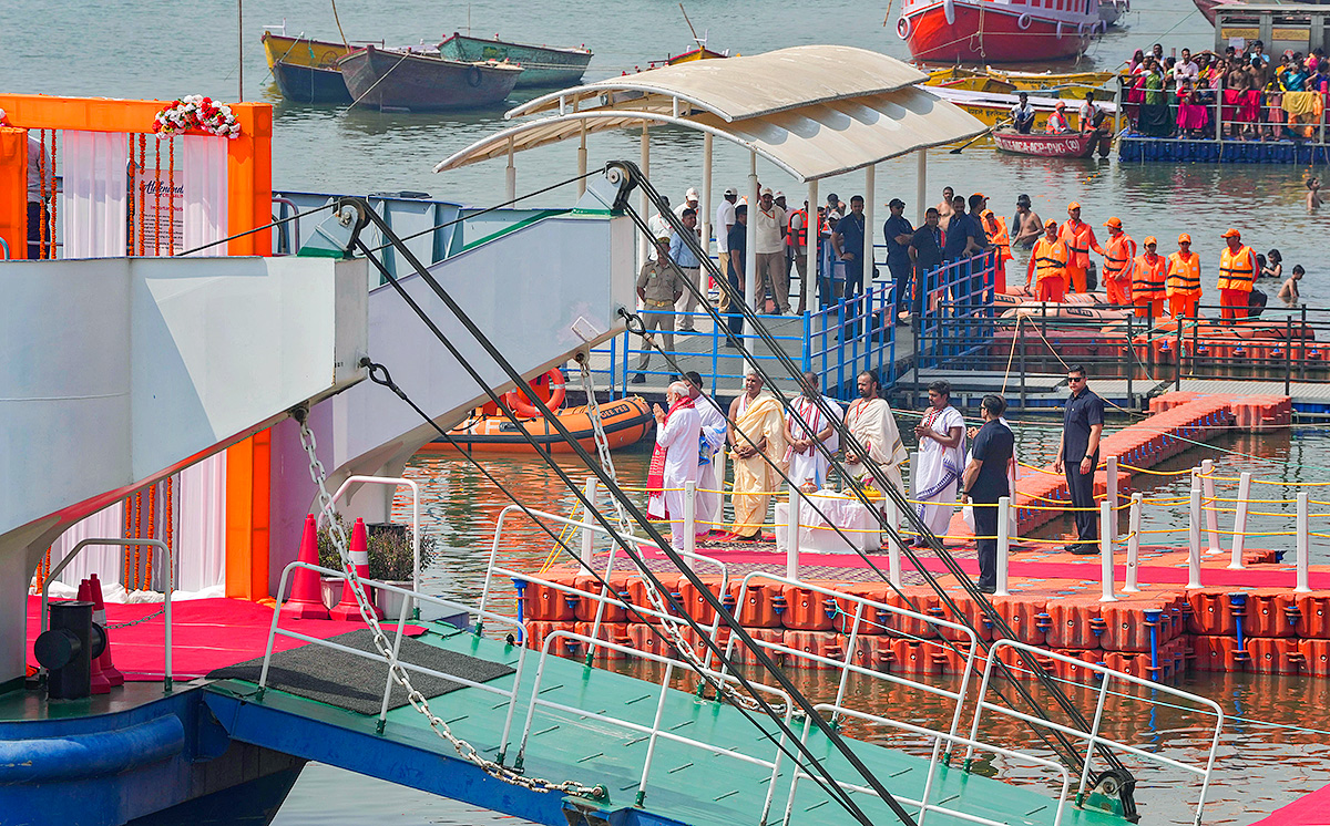 Prime Minister Narendra Modi Ganga Poojan at Dashashwamedh Ghat in Varanasi Photos