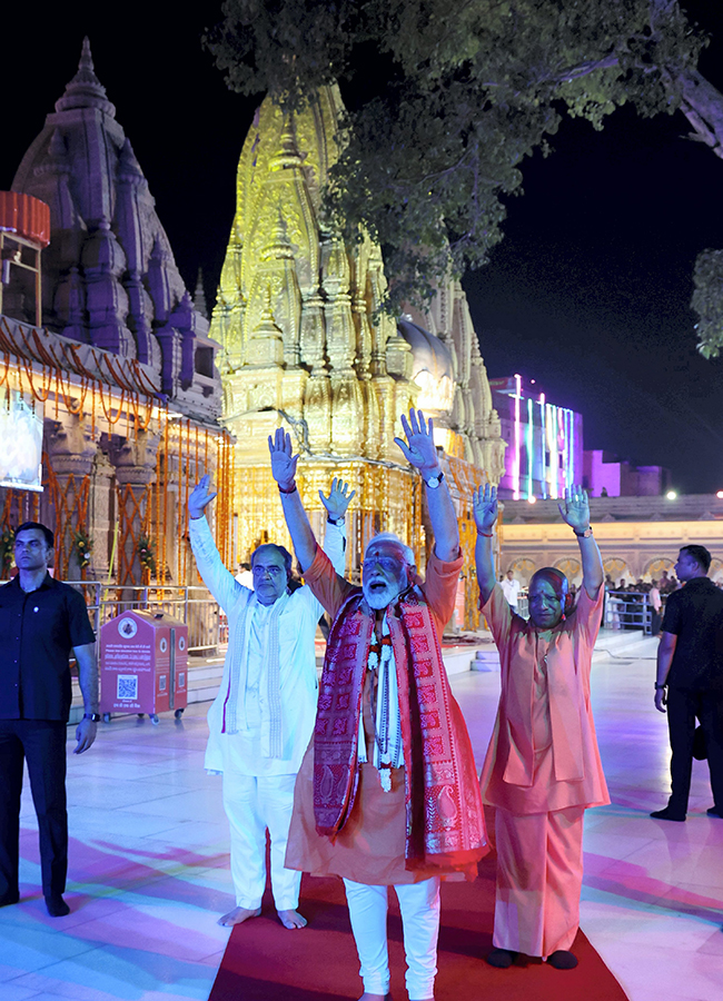 Prime Minister Narendra Modi Ganga Poojan at Dashashwamedh Ghat in Varanasi Photos