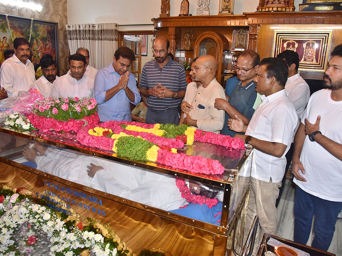 political leaders tribute To veteran congress Leader DS