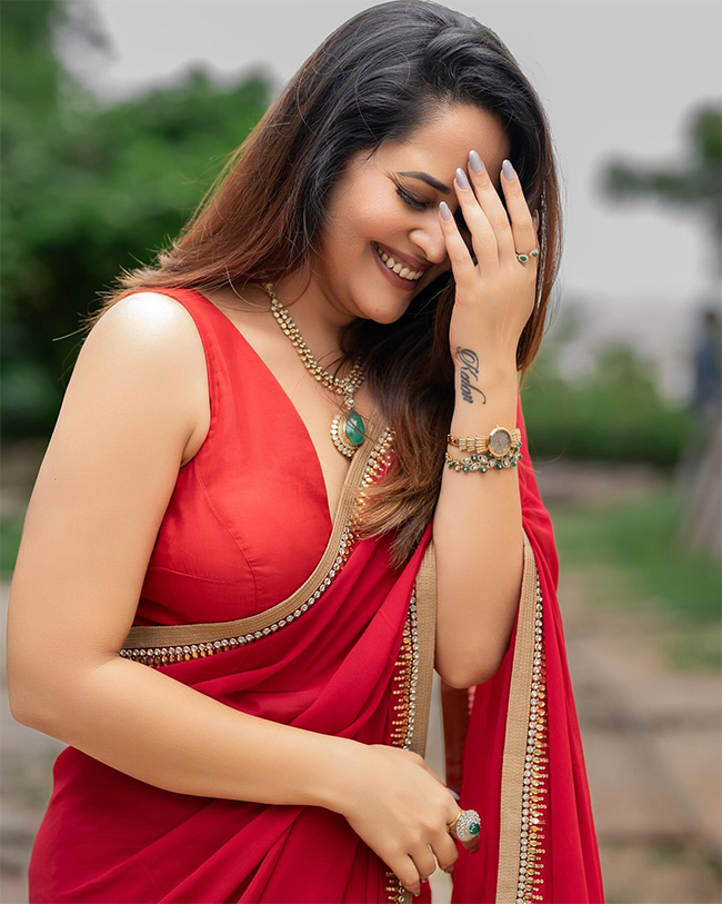 Actress Anasuya Bharadwaj Latest Pics In Saree