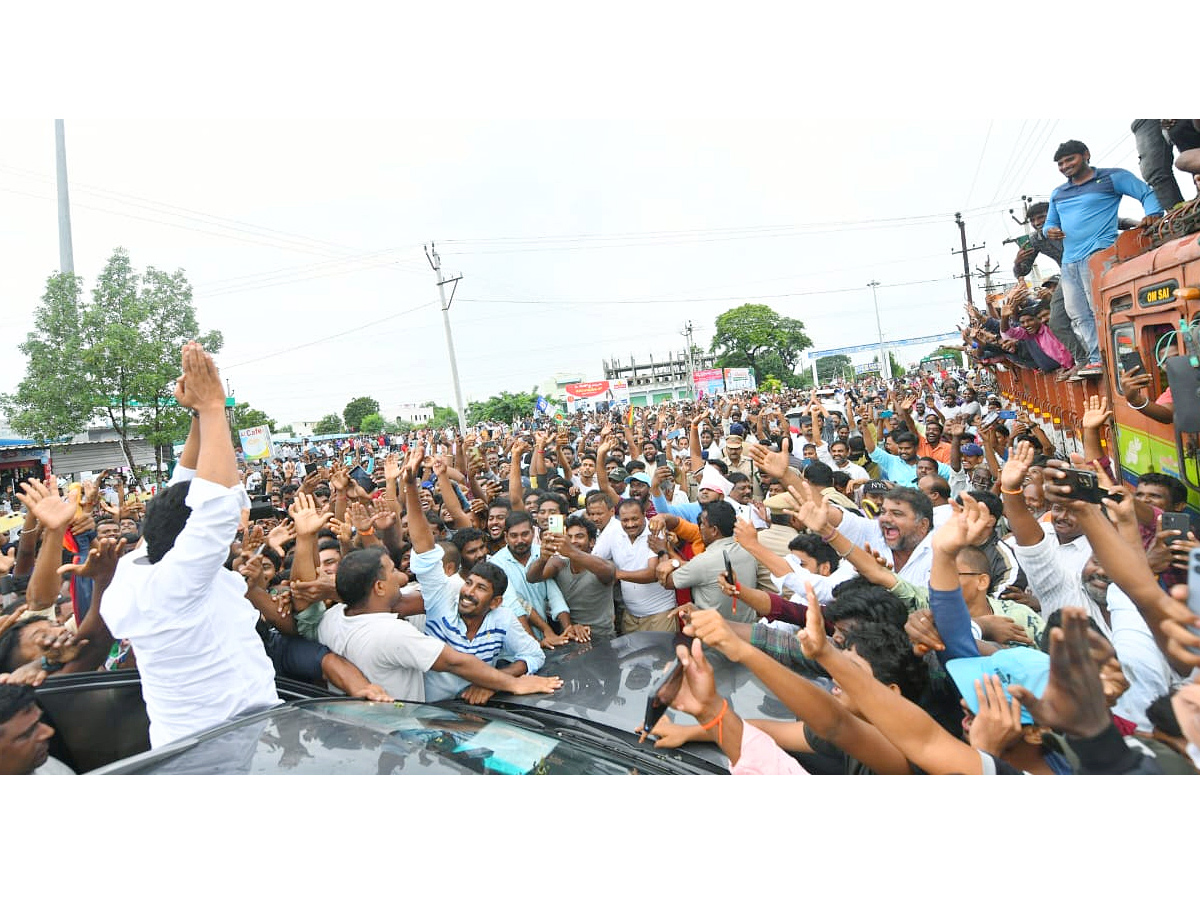 YS Jagan Receives Grand Welcome at Vinukonda Photos