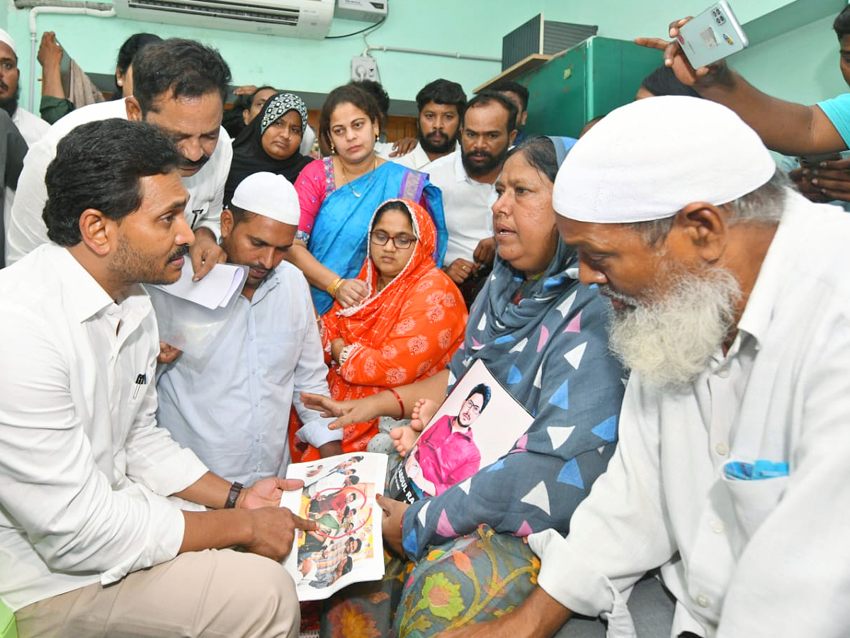 YS Jagan visits the Victim Rashid House in Vinukonda Photos