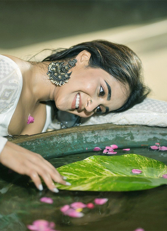 Actress deepthi sunaina hot photoshoot