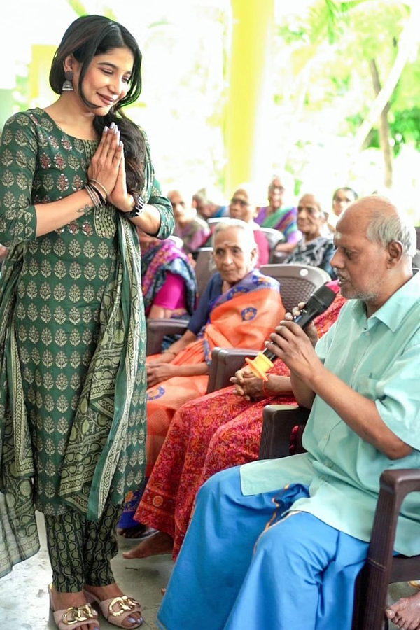Heroine Sakshi Agarwal Celebrated Her Birthday At Old Age Home