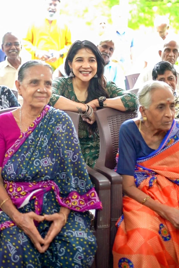 Heroine Sakshi Agarwal Celebrated Her Birthday At Old Age Home