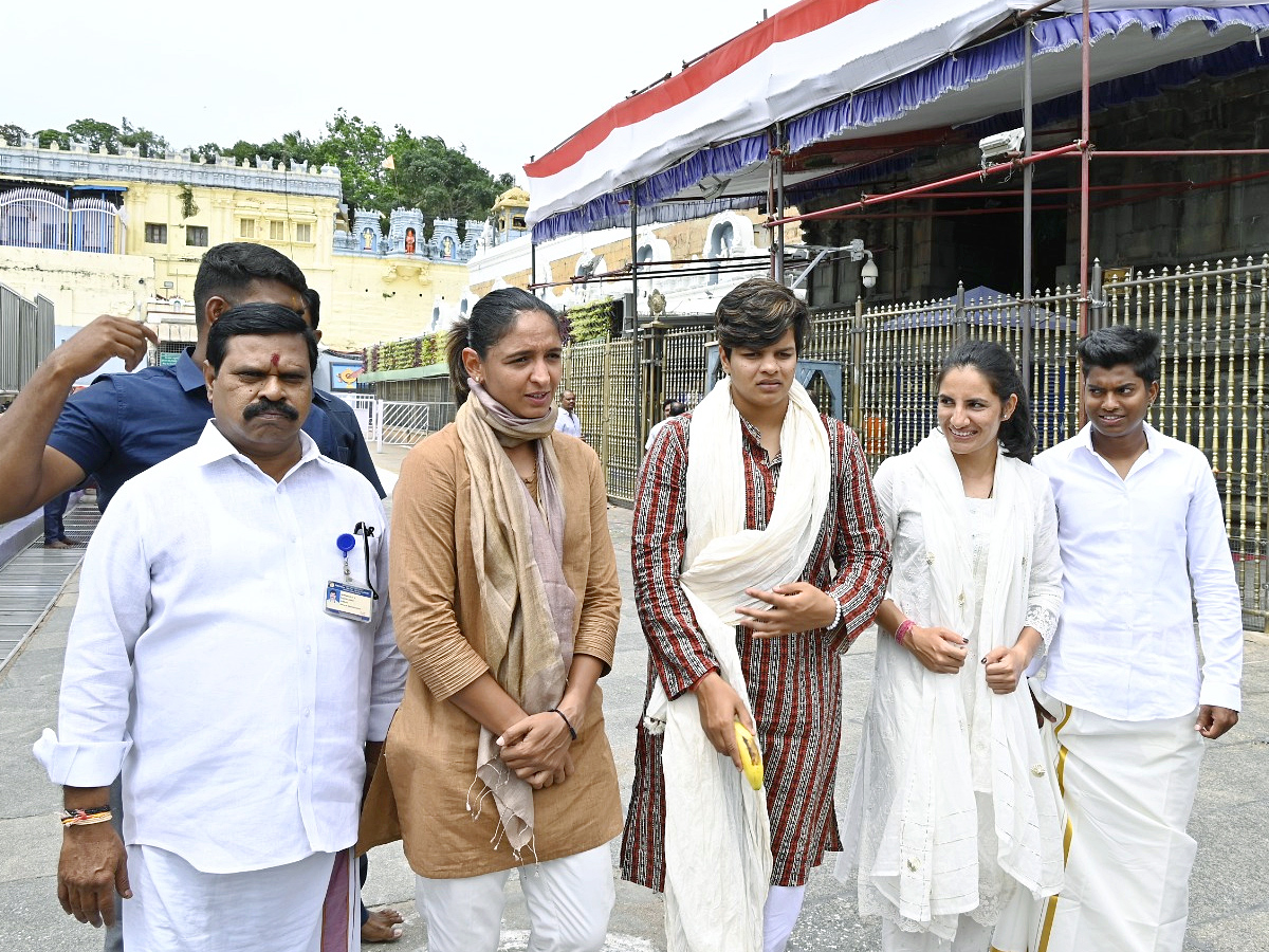 Harmanpreet Kaur and her teammates visit Tirumala Temple Photos