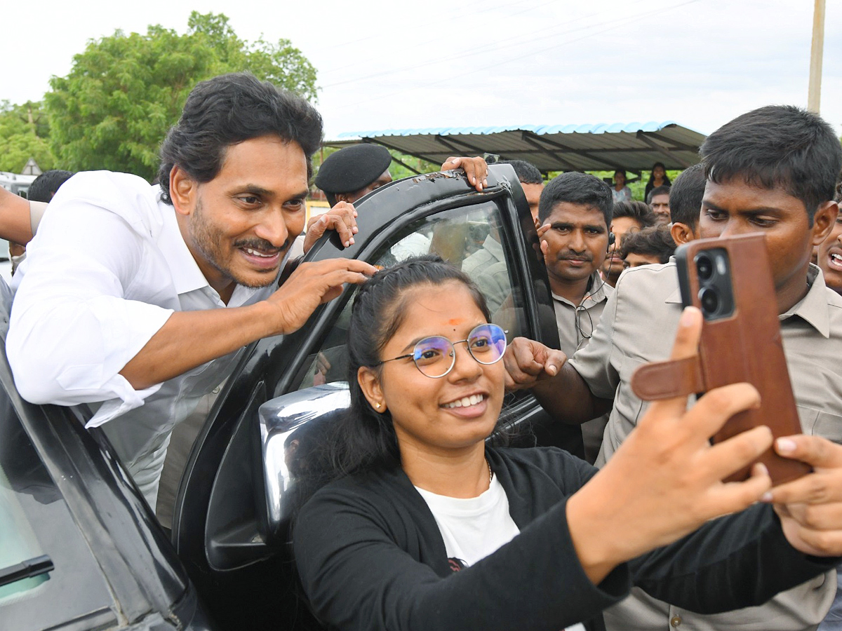 YS Jagan Received Warm Welcome In Kadapa At Pulivendula Photos