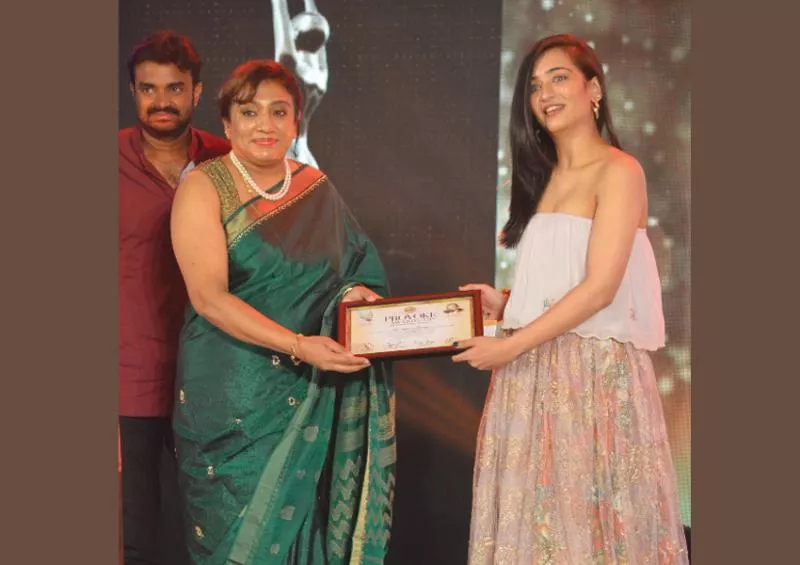 akshara haasan get Best Emerging Actress award - Sakshi