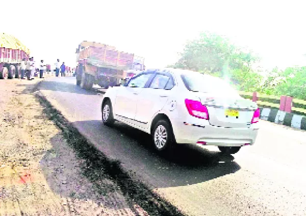 deadly turns on road become dangerous in khammam - Sakshi