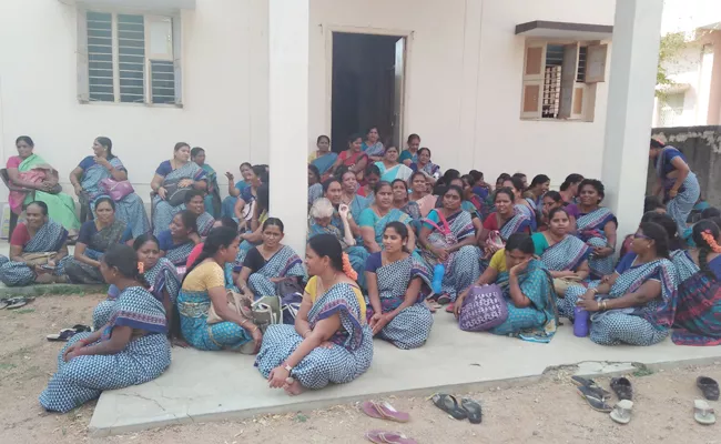 Paritala sunitha negligence on anganwadi centres - Sakshi