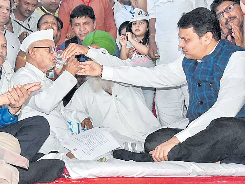 Anna Hazare ends fast following meeting with Maharashtra CM - Sakshi