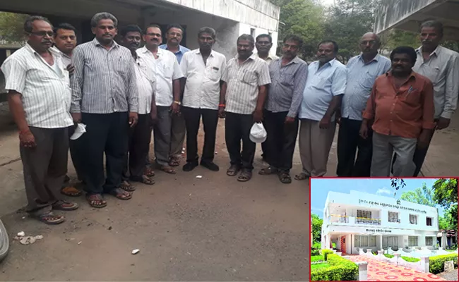 Prakasam Dairy Chairman Turn Away To Pay Arrears - Sakshi