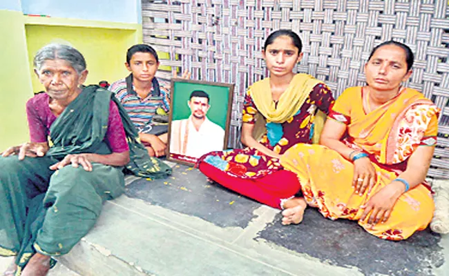 AP Government Ignores Ex Gratia To Farmer Suicide - Sakshi