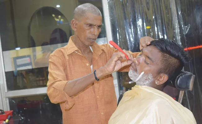 Barbers Welcomes YS Jagan Desition - Sakshi