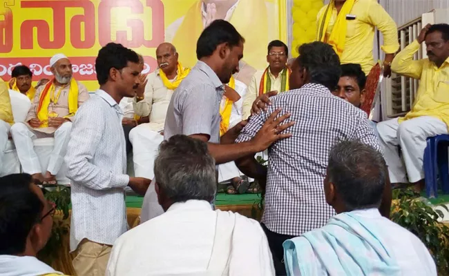 TDP Activists Atacking On Leaders Mini Mahanadu Guntur - Sakshi