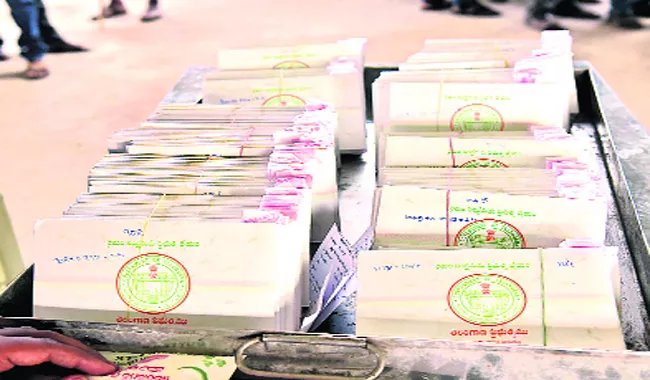 Pass Books Cheques Distribution Speed Up In Karimnagar - Sakshi