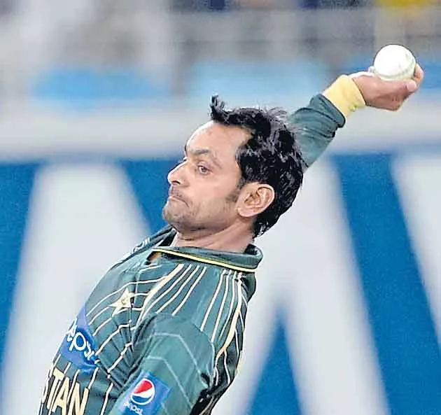 Pakistan Hafeez cleared to bowl after remodelling action - Sakshi