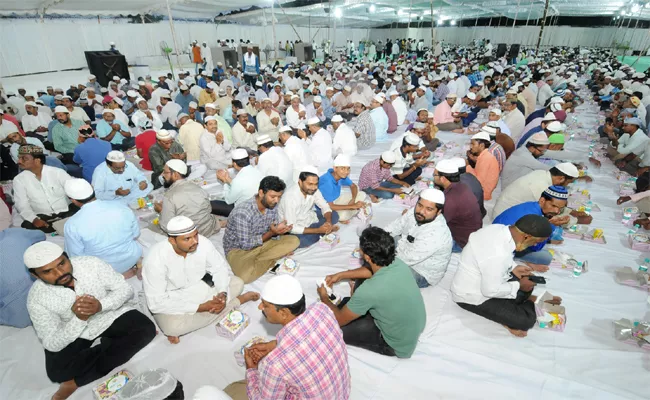 No Boundaries To Iftar Celebrations - Sakshi