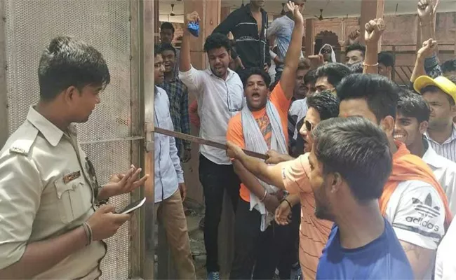 VHP members vandalise gate installed at entrance to Taj Mahal, say it was blocking path to a temple - Sakshi