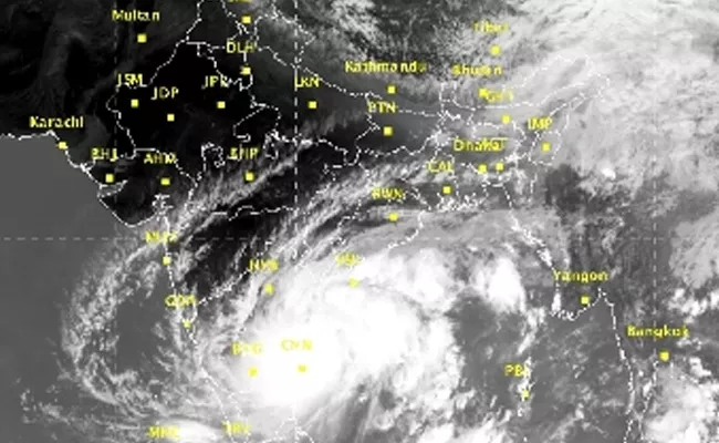 Southeast Monsoon Bay Of Bengal ​Heavy Rain In Next 24 Hours In Telugu States - Sakshi
