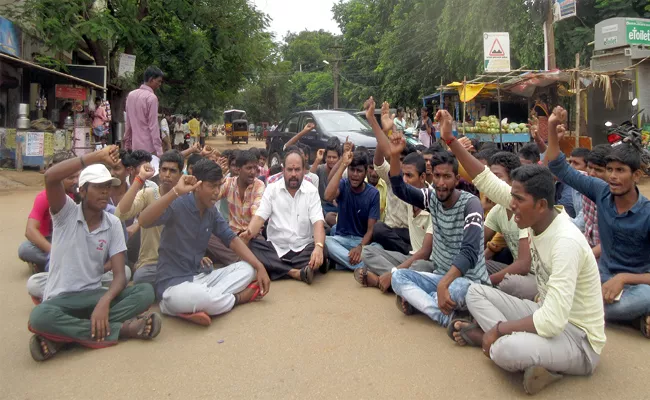 BC Students Protest For Food In PSR Nellore - Sakshi