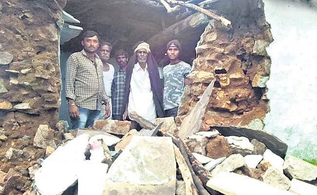 3 Houses Collapsed Because Of Rain - Sakshi