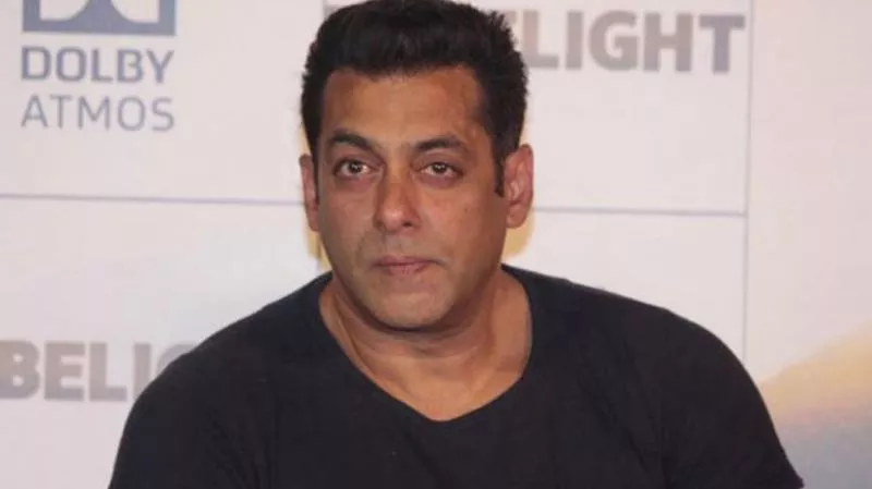 Salman Khan Spotted At A Dubai Mall But No One Identify Him - Sakshi