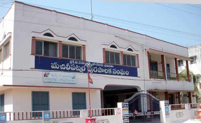 Bandaru Municipal Offices Closed Door On Vigilance Officers Krishna - Sakshi