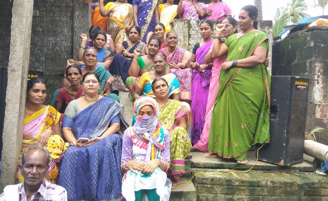 Woman Protest Infront Of Boyfriend House East Godavari - Sakshi