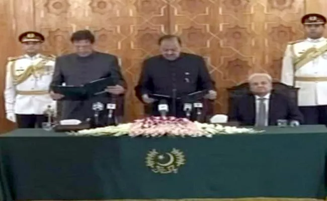 ImranKhan takes oath as the Prime Minister of Pakistan - Sakshi