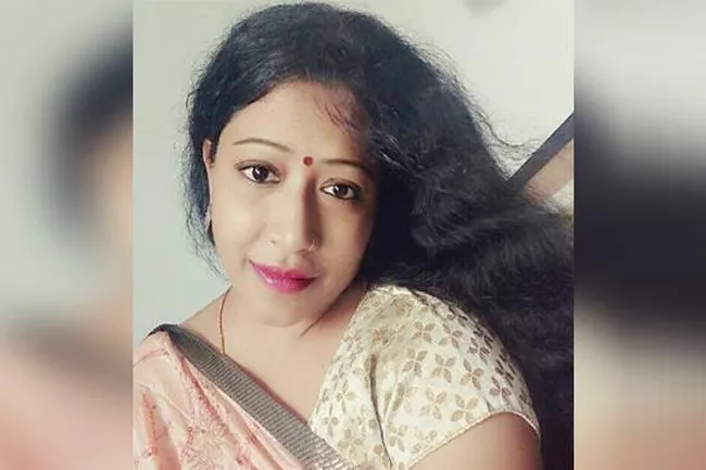 Nutan kumar Wife Accuses Beautician Padma over Illicit affair - Sakshi