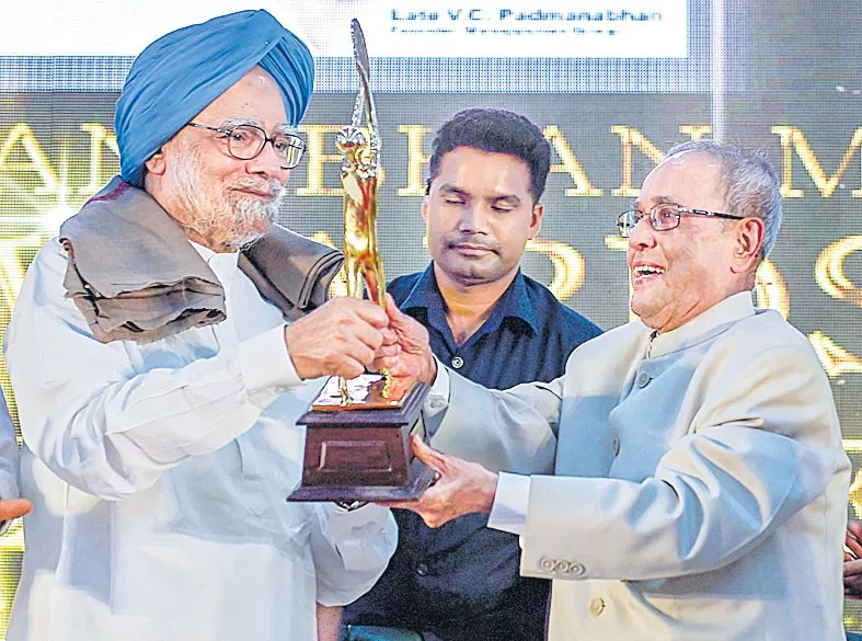 Pranab lauds Manmohan Singh's leadership in ushering in economic growth - Sakshi