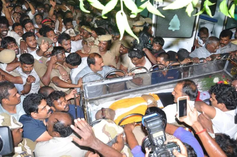 Tamil Nadu Govt Declines Karunanidhi Cremation In Marina Beach - Sakshi