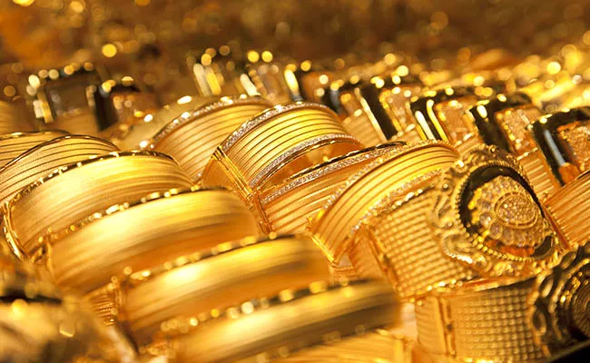 Gold hits year  high of Rs 32,500 on festive buying, global cues - Sakshi