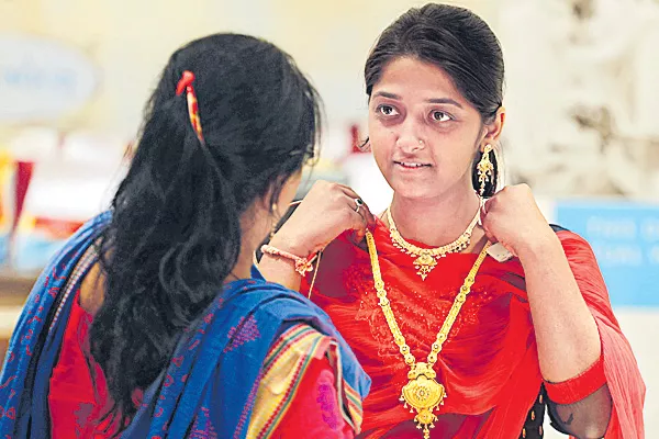 Gold Sales Subdued Amid High Prices on Dhanteras 2018 - Sakshi