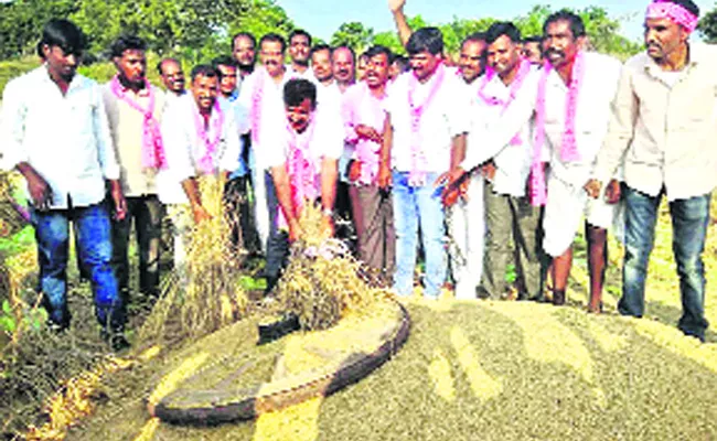 To Catch The Votes Rice Knife Techniques Of Political Leaders - Sakshi