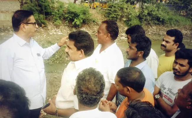 Mla Varma And Rajappa Activists Conflict on Wall - Sakshi