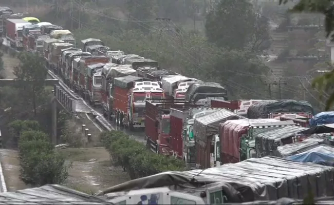 Vehicles stranded on Udhampur since 2 days - Sakshi